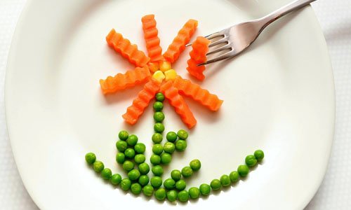 stilisierte Blume aus Karotten, Mais und Erbsen