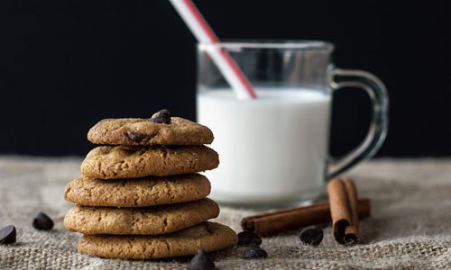 Milch und gestapelte Cookies